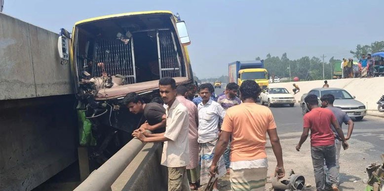 সিরাজগঞ্জে বাসের চাকা ফেটে সেতুতে ধাক্কা, নিহত ৩